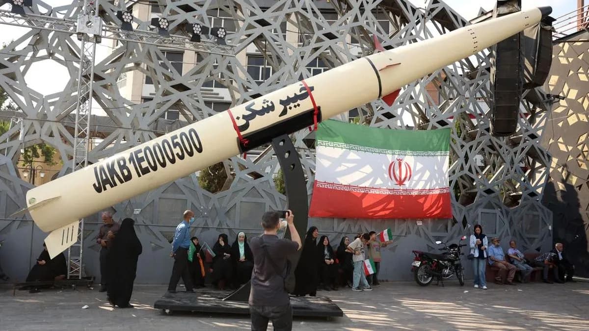 Pernyataan pejabat Iran mengenai kapal militer AS dan situasi di Selat Hormuz.